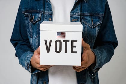 La interna demócrata muestra una contienda cerrada, con Mikie Sherrill (17%) apenas superando a Steve Fulop (12%) dentro del margen de error