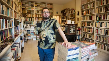 La Internacional Argentina. Francisco Garamona escribió desde siempre, tuvo después su librería, su editorial, y ahora escribe, canta lo que escribe, publica y vende
