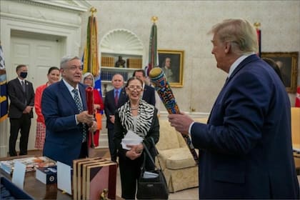 La intérprete de Sheinbaum, Lilia Rubio, junto a Donald Trump y Manuel López Obrador