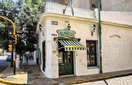 La intersección de Independencia y Balcarce (en San Telmo): desde 1969, allí funciona la tanguería El viejo almacén.