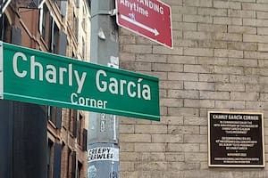 La esquina de la tapa de Clics Modernos en Nueva York ahora lleva el nombre de Charly García