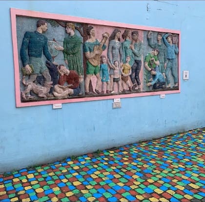 La intervención cromática en Caminito se basó en la voluntad de Quinquela Martín de asfaltar de color las calles de La Boca