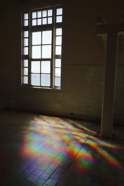La intervención de Kimsooja sobre las ventanas del Hotel de Inmigrantes produce un colorido efecto al filtrar la luz