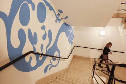 La intervención de Passolini se extiende por las escaleras del museo hasta la muestra Dibujar es crear mundos