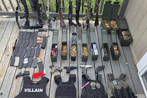 Fueron a buscar drogas, pero encontraron un búnker secreto con un arsenal de armas