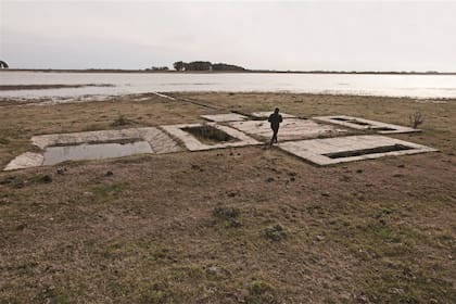 La intervención, tan horizontal como la pampa que la rodea, se cubre de pasto en verano y se inunda con la lluvia