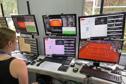 La intimidad del búnker de repetición en el ATP porteño, una suerte de sala de VAR en el fútbol, desde donde se controla el sistema Electronic Line Calling Live
