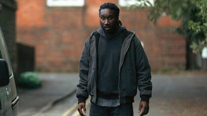 La intriga implica la presencia de dos hermanos con rasgos de psicópatas, un misterioso funcionario del Ministerio de Defensa, un inversor pedante y una conspiración rocambolesca que supone muertos que resucitan y cadáveres que desaparecen