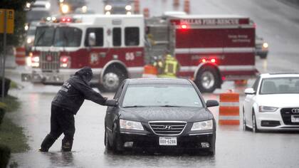 La inundaciones llegaron a las rutas de Dallas