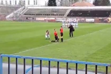 La inusual propuesta tuvo lugar en un partido de la cuarta división rumana