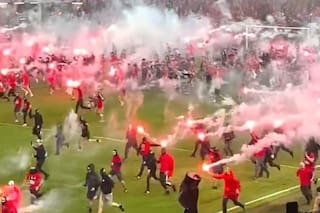 Caos y locura en el clásico de Praga: invasión con bengalas, un arquero herido y suspensión