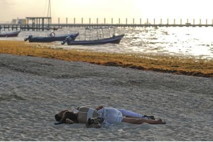 La invasión de sargazo es un problema para el sector turístico, clave para México