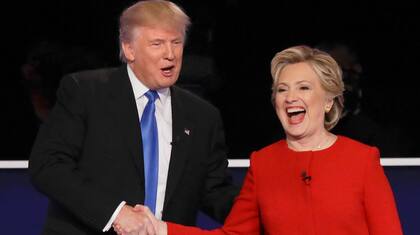La inversión de tonos que hicieron los dos candidatos: tanto Hillary como Trump eligieron el color opuesto a su partido