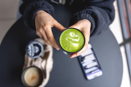 La investigación sobre los efectos del matcha en la salud del hígado establece que el polvo podría ofrecer beneficios protectores