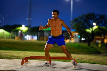 La investigación sugiere que las pausas activas de resistencia ligera a moderada durante la noche pueden aumentar el tiempo de sueño casi 30 minutos (Archivo)