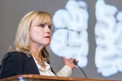 La investigadora Ann McKee se dedica a estudiar los cerebros de los jugadores de fútbol americano y hockey sobre hielo. (Foto: Boston University)