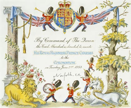 La invitación que recibió el entonces príncipe Carlos para la coronación de su madre, en 1953