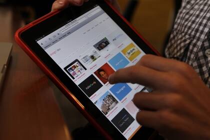 La iPad 2, el modelo disponible en el mercado Argentino, es un 33 por ciento más cara que la flamante versión de Apple lanzada el pasado viernes