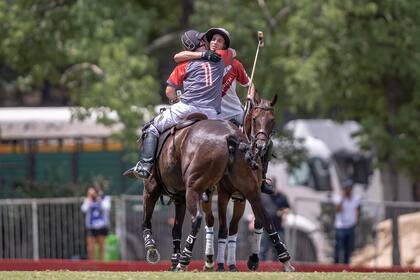Un nuevo abrazo de amigos en el final: Podestá (h.) y Loza