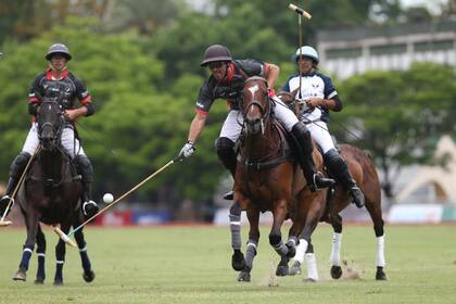 Juan Ruiz Guiñazú se anticipa a un excompañero, Juan "Gris" Zavaleta; al debutar en el Argentino Abierto, Juan Jauretche jugó el primer partido de ocho chukkers de su trayectoria.