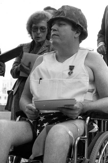 La irreverencia de Larry Flynt era su marca registrada, como la vez en la que llegó a un juzgado con un casco, una camiseta musculosa con una medalla militar y una bandera estadounidense como pañal