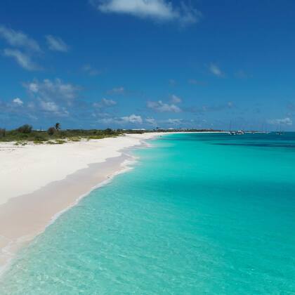 La isla Barbuda destaca por su arena blanca y aguas turquesas (Instagram/@nobubarbuda)