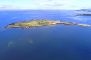 Una isla deshabitada en Escocia se puso a la venta y acumula interesados, pero no incluye amenities