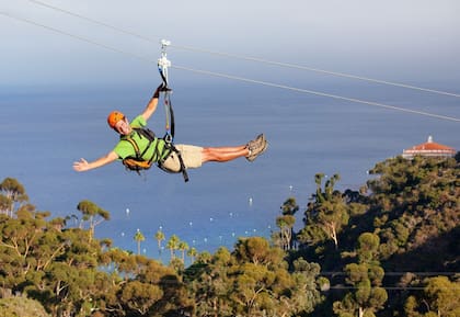 La isla Catalina se destaca por sus aguas cristalinas, costas rocosas y playas perfectas para nadar o tomar sol
