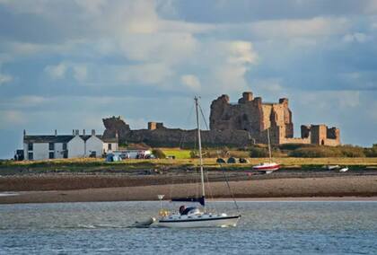 La isla cuenta con un castillo que fue construido por monjes a principios del 1300