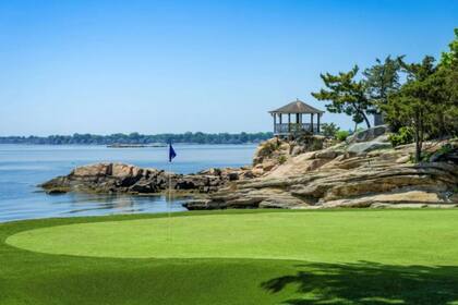 La isla cuenta con un putting green, para los amantes del golf
