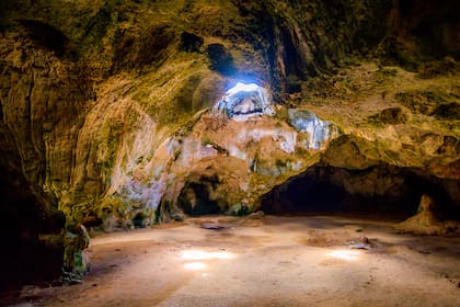 La isla cuenta con varios atractivos turísticos, entre ellas, cuevas que pueden recorrerse