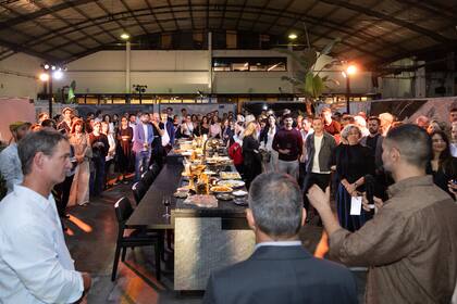 La isla de cocina de la colección Retratos, de De Stefano, se desarrolló con la colaboración de la firma Biagetti en el trabajo de madera.