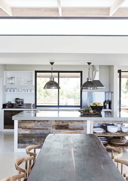 La isla de cocina tiene tapa de cemento alisado y laquedado sobre una base de pino reforestado.