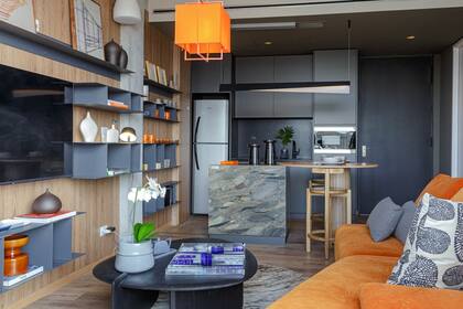 La isla de cuarcita 'Exotic Fusion' (Canteras del Mundo) está a tono con el azul grisáceo de los muebles en Rauvisio 'Biggio mate' y la biblioteca de chapa plegada (MADO).