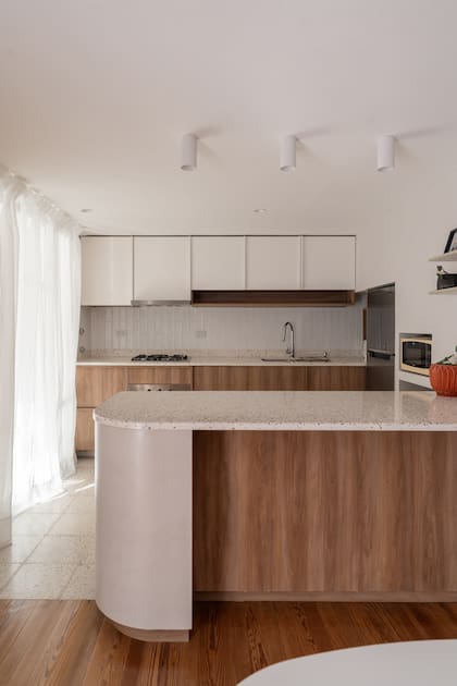 La isla de la cocina, un innegociable para los dueños de casa. Carpintería (CTG). Iluminación (SIRC).