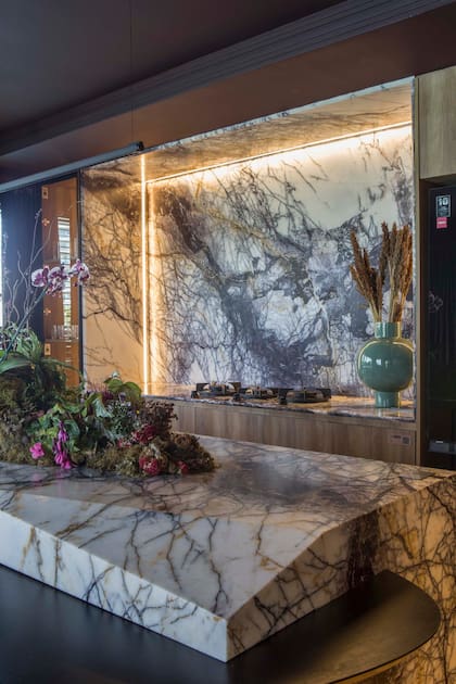 La isla alzada y la isla están revestidas con mármol 'Lilac' con acabado Leather (De Stefano) y fueron ejecutadas por Venato Mármoles.