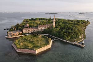 La isla de Poveglia, en Venecia, lleva más de 50 años en estado de abandono y ahora, un proyecto pretende devolverle el esplendor