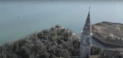 La isla de Poveglia, ubicada en la Laguna de Venecia, tiene una historia fascinante y oscura por la que es conocida como uno de los lugares más misteriosos del mundo (Foto: Captura YouTube Dara Tah)
