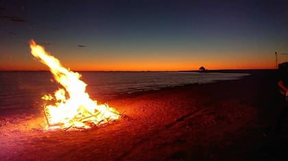 La isla es un lugar perfecto para hacer una fogata a la noche y disfrutar de las vistas del atardecer