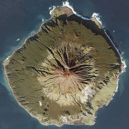 La isla es un volcán gigante, Queen Mary's Peak, que entró en erupción por última vez en 1961.
