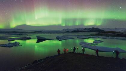 La isla está inmediatamente debajo del Círculo Polar Ártico, el mayor atractivo de la zona para los visitantes