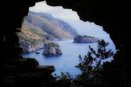 La isla está repleta de grutas escondidas