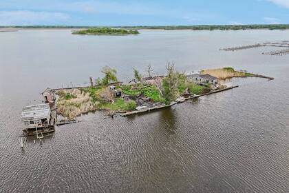 La isla está situada en medio de Grass Lake