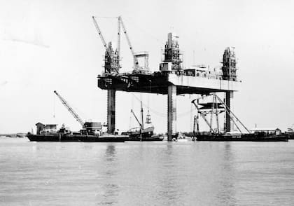 La isla flotante se elevaba hasta 12 metros sobre la superficie del río para dejar pasar a los botes que remolcaban los tubos para el túnel de Paraná a Santa Fe