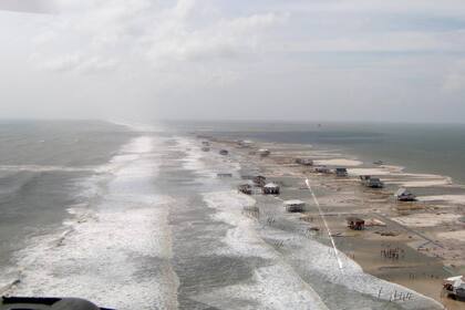 La isla fue gravemente afectada por los ciclones generados tras el paso del huracán Katrina en 2025; en la actualidad lucha por no perder parte del terreno