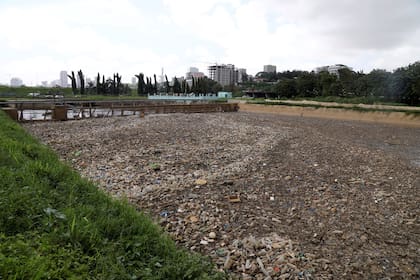 Miles de desechos se acumulan en un desagüe en Abidjan, en Costa de Marfil, y el empresario informático francés Eric Becker sabe muy bien qué hacer con esa basura