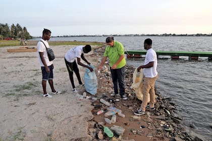 Becker ha transformado la basura de la ciudad en un lugar agradable, una isla que crece con el tiempo y mejora en su sustentabilidad