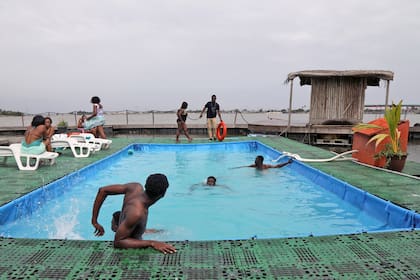 La isla de unos mil metros cuadrados tiene dos piscinas pequeñas, un restaurante, dos bungalows y un bar con karaoke