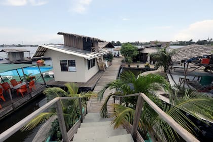 Vista de la pasarela por la que se ingresa a la isla