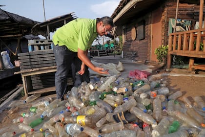 Eric selecciona los plásticos recolectados en las costas de ríos, lagunas y mares